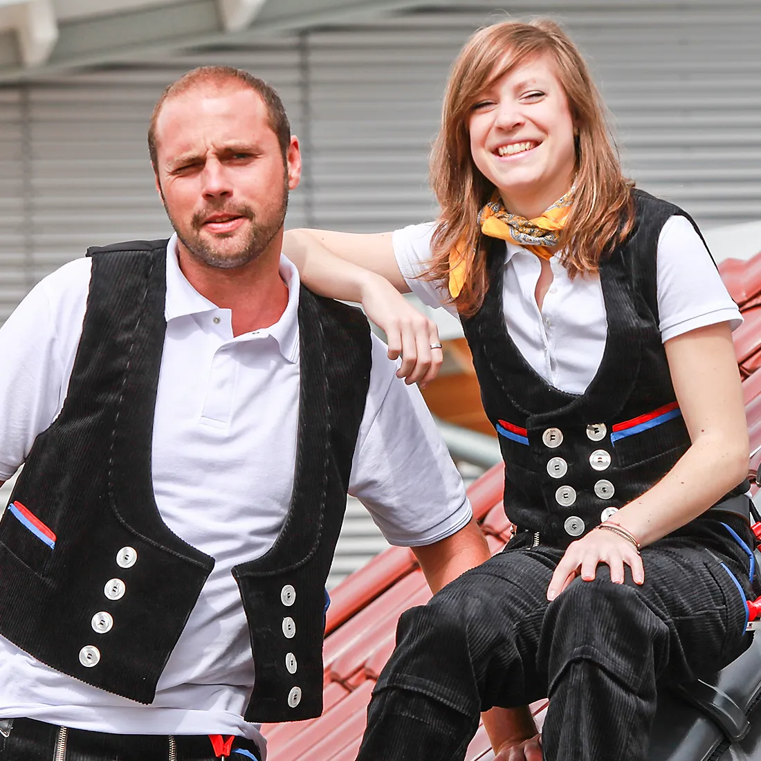 JOB - Zunft-Cordweste schwarz mit blau/roter Taschenpaspelierung